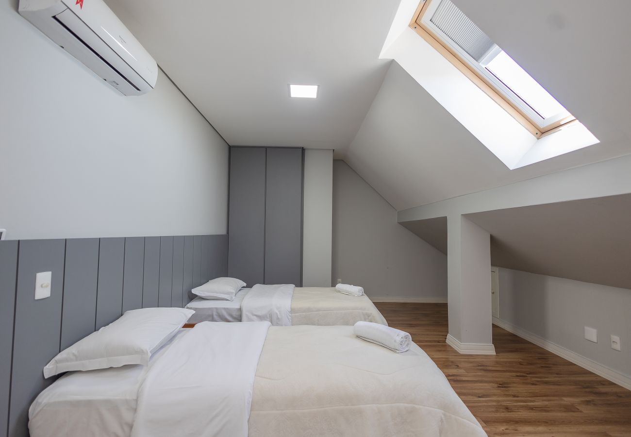 Apartamento em Gramado - 5 quartos (3 suítes) a 400m da R Coberta!