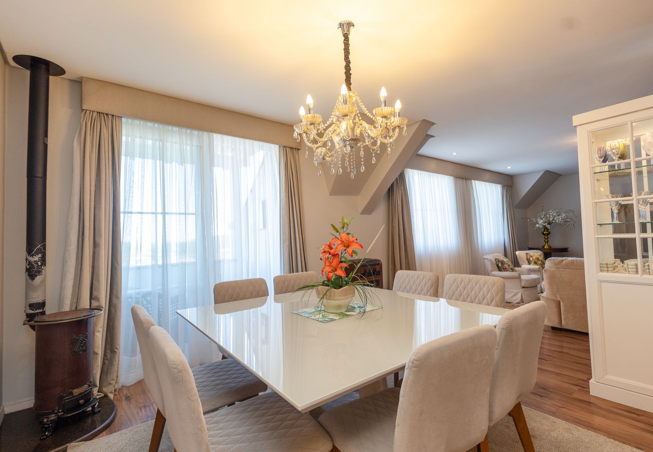 Apartamento em Gramado - 5 quartos (3 suítes) a 400m da R Coberta!