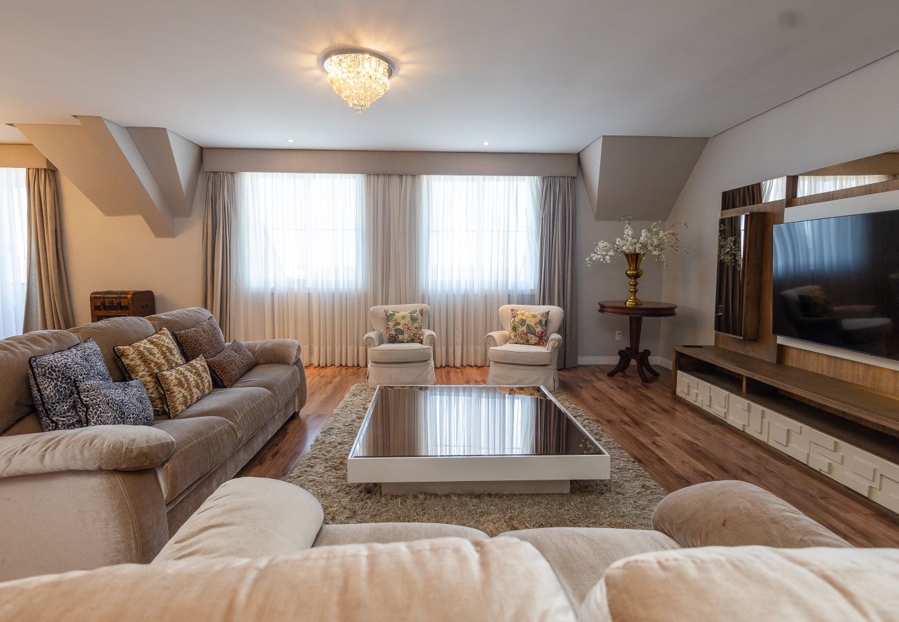 Apartamento em Gramado - 5 quartos (3 suítes) a 400m da R Coberta!