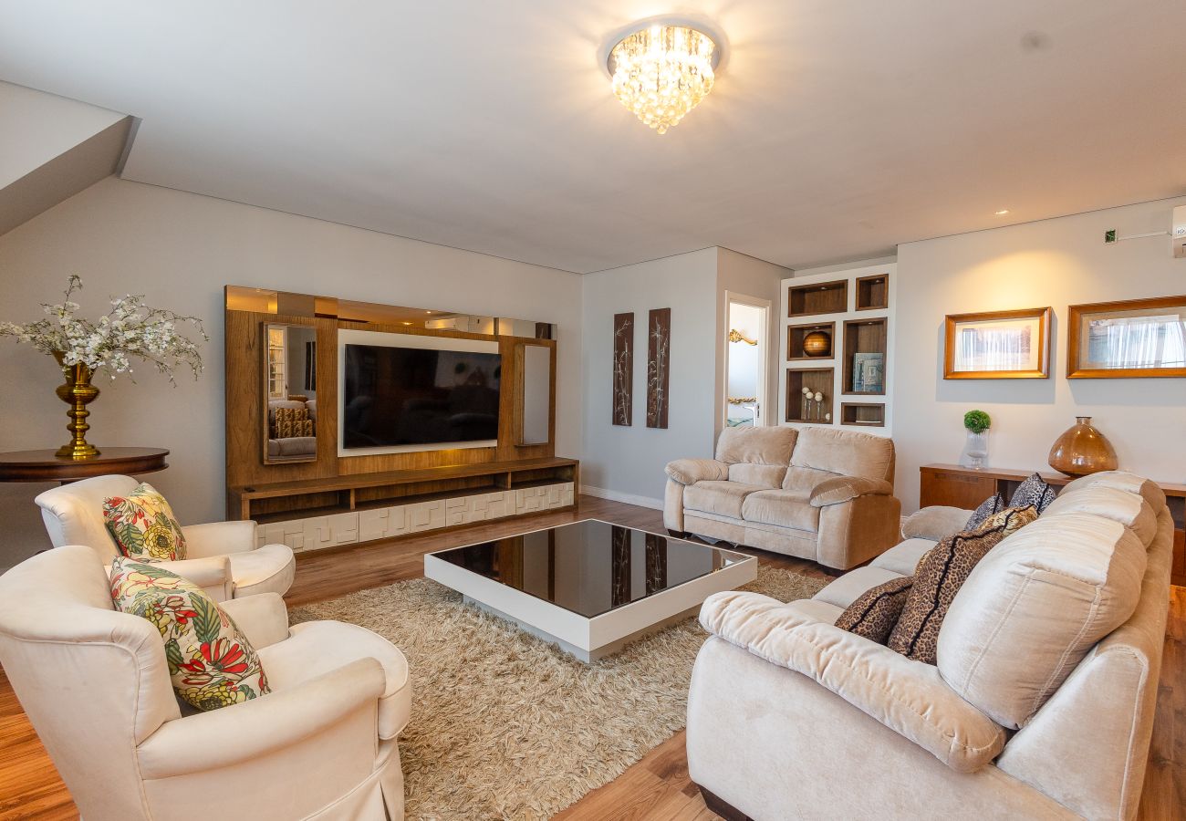 Apartamento em Gramado - 5 quartos (3 suítes) a 400m da R Coberta!