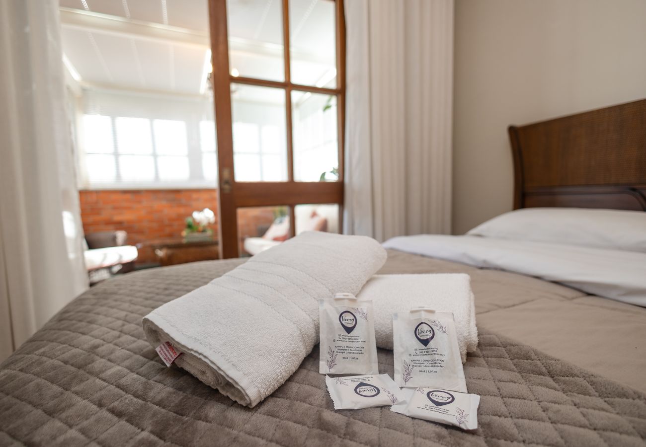 Apartamento em Gramado - 2D (c suíte) a 300 m de R Coberta.