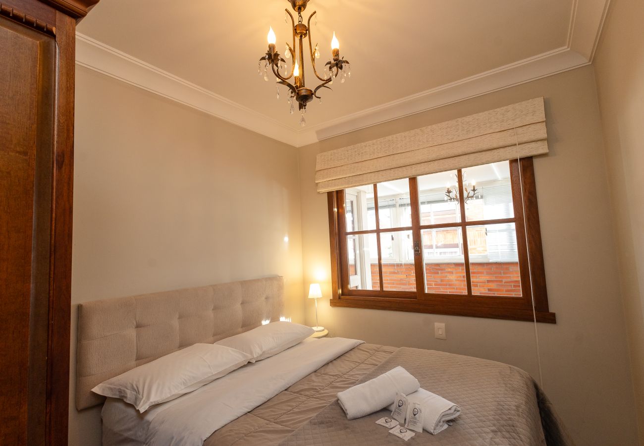 Apartamento em Gramado - 2D (c suíte) a 300 m de R Coberta.