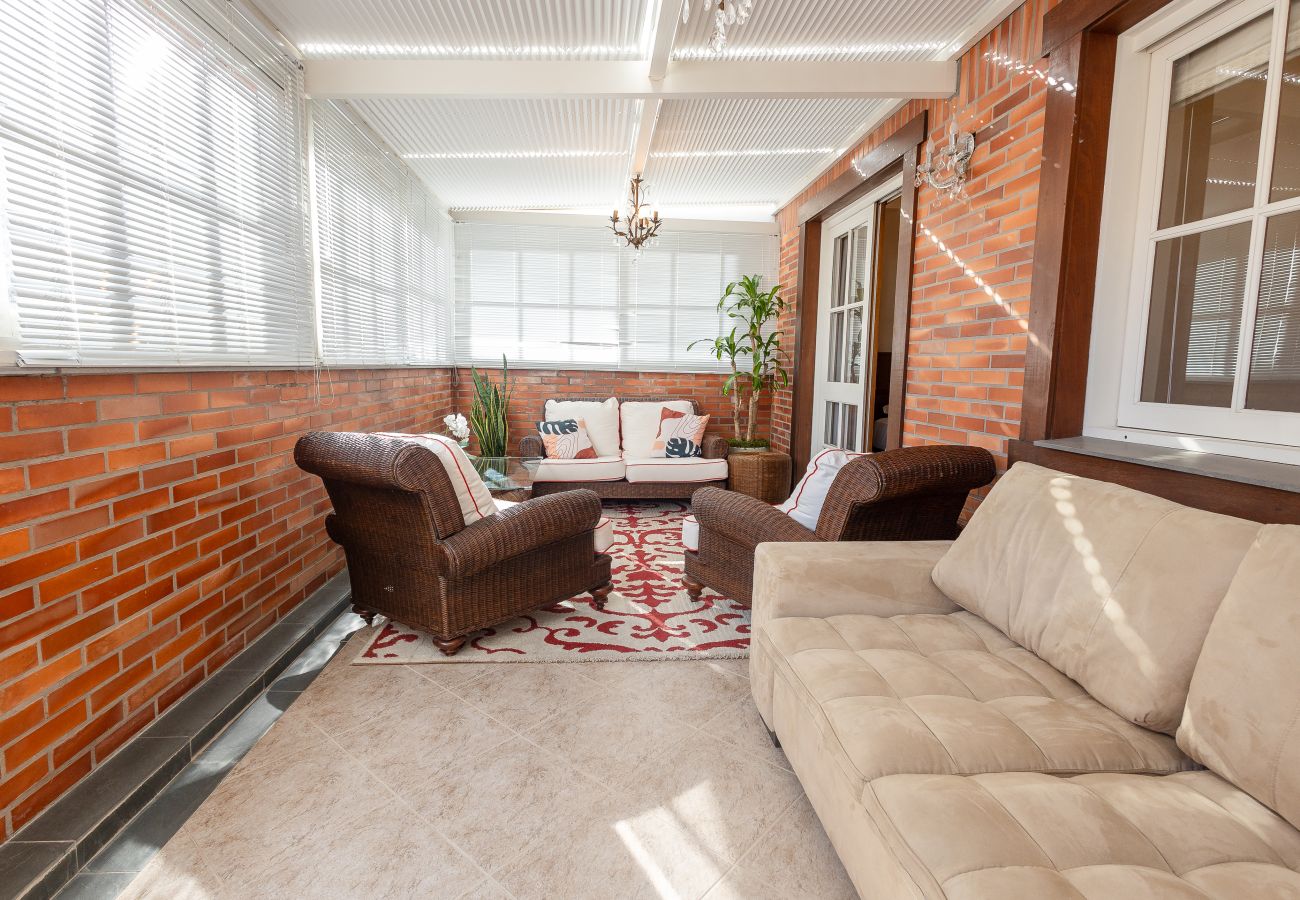 Apartamento em Gramado - 2D (c suíte) a 300 m de R Coberta.