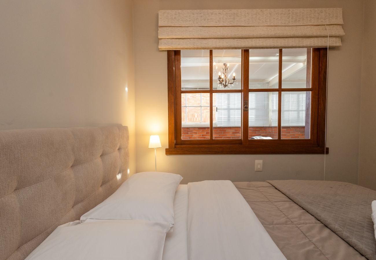 Apartamento em Gramado - 2D (c suíte) a 300 m de R Coberta.