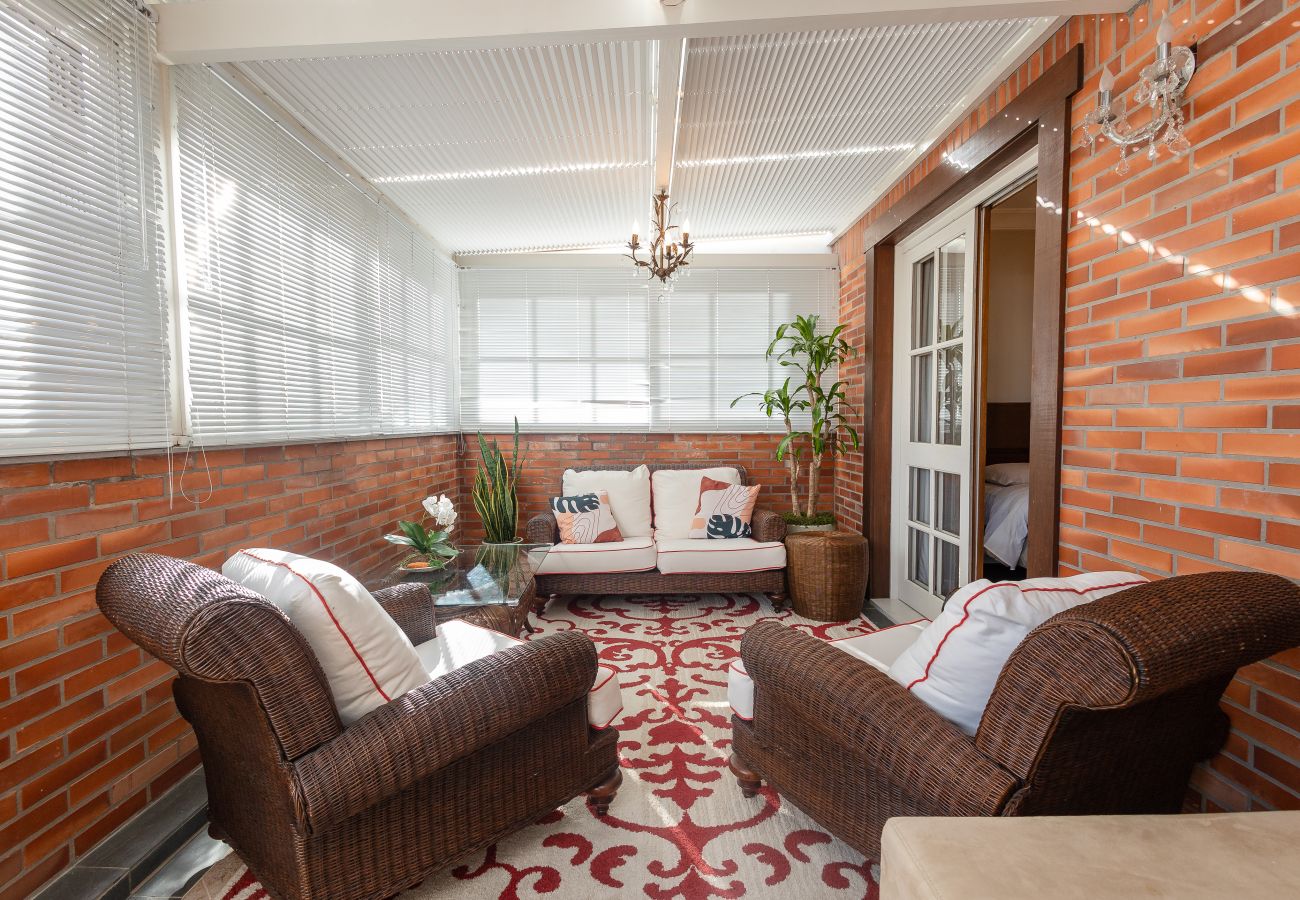 Apartamento em Gramado - 2D (c suíte) a 300 m de R Coberta.