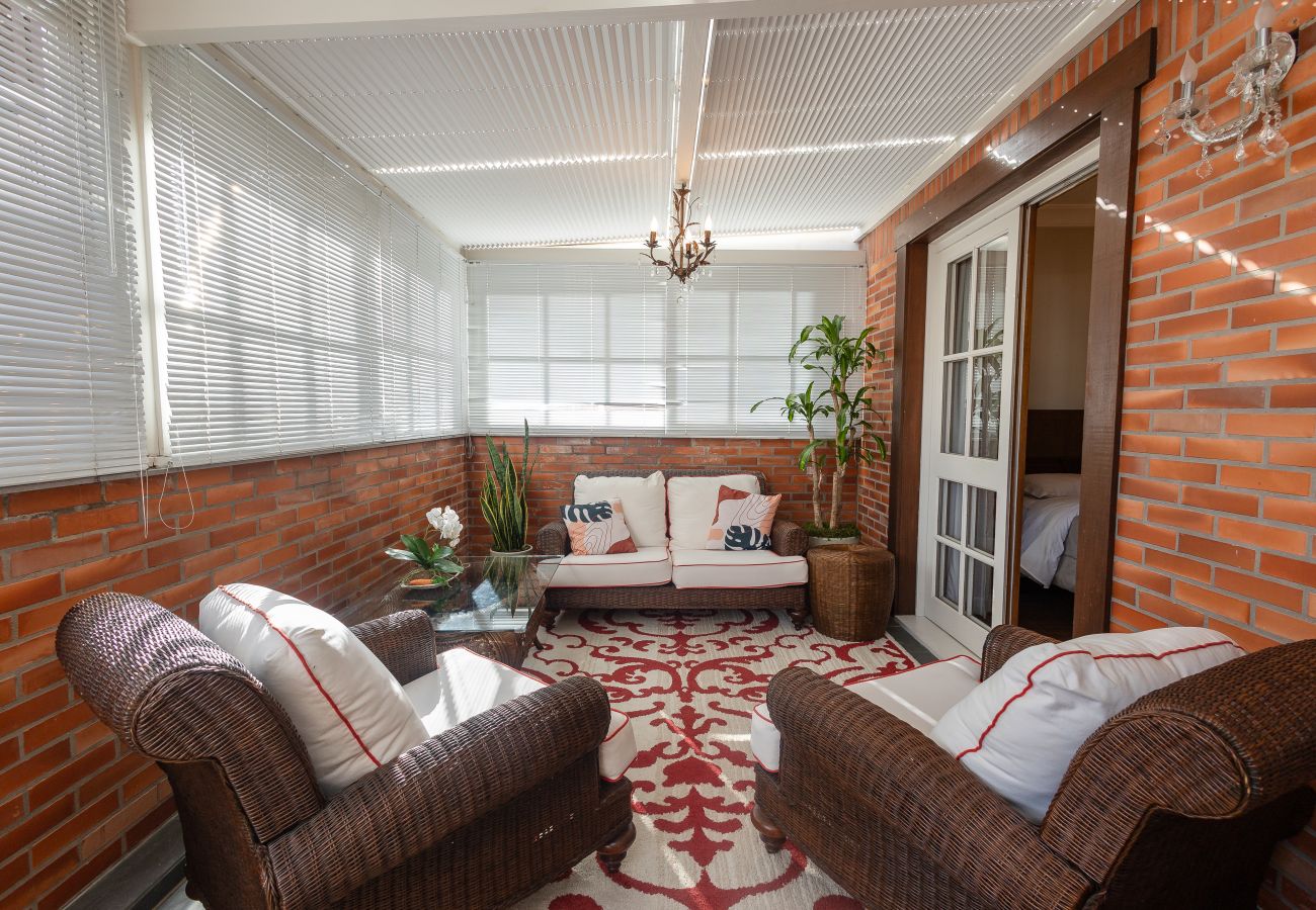 Apartamento em Gramado - 2D (c suíte) a 300 m de R Coberta.