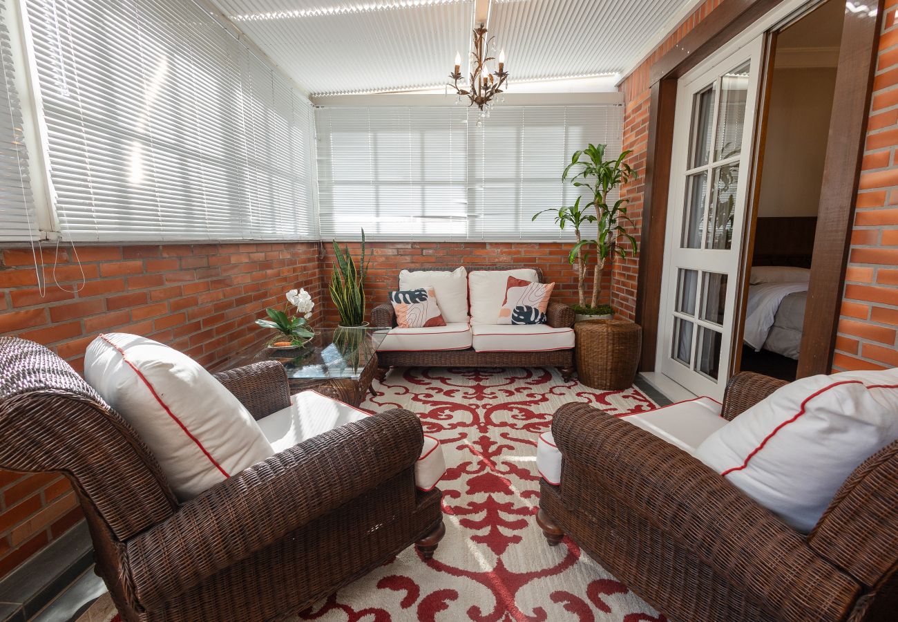 Apartamento em Gramado - 2D (c suíte) a 300 m de R Coberta.