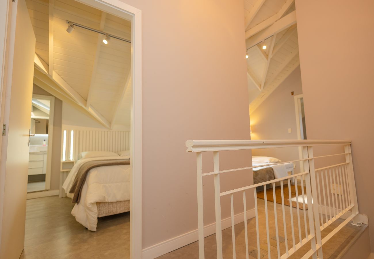 Apartamento em Gramado - Duplex 5D (3suites +2banho soc) a 800m a R Coberta