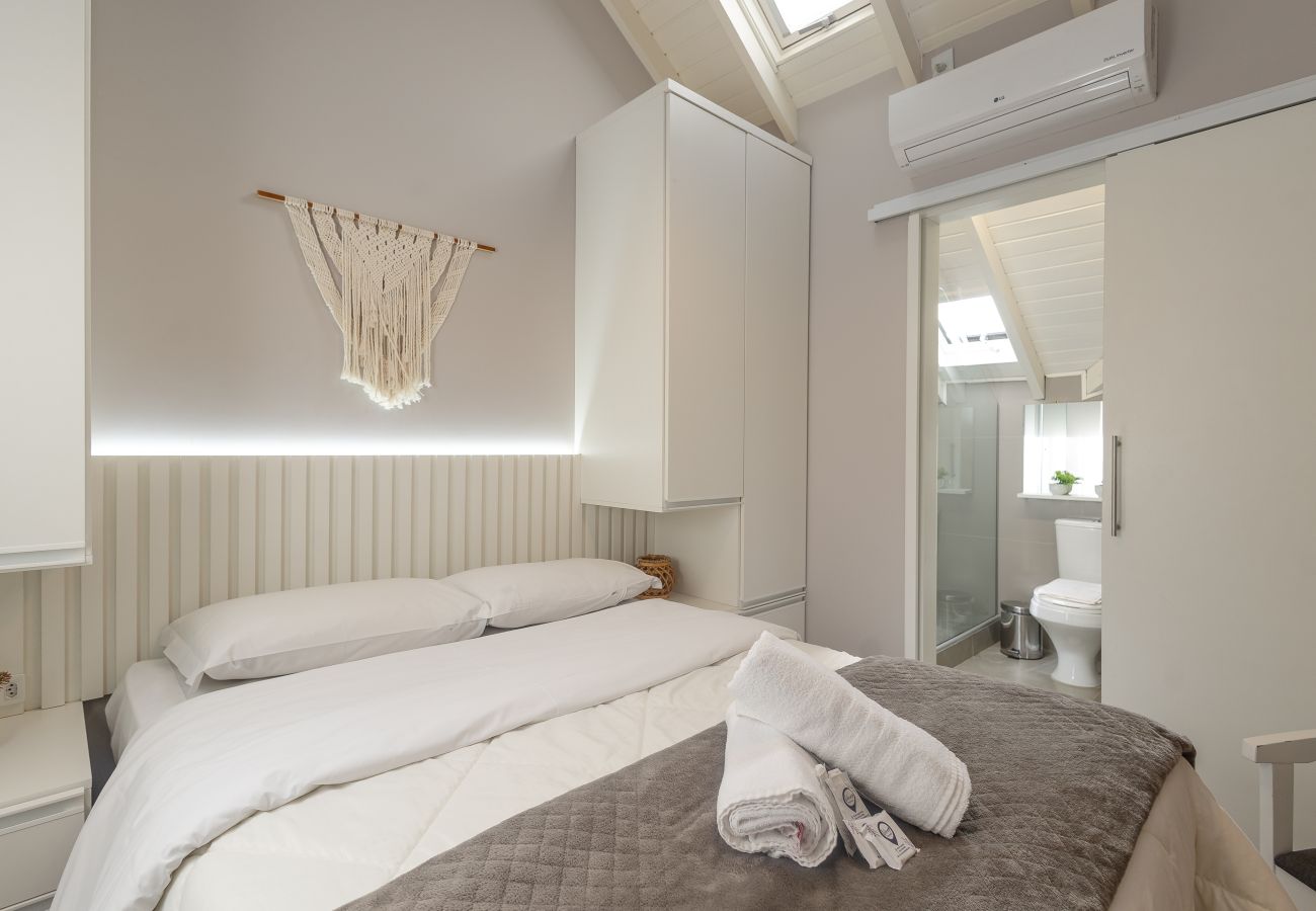 Apartamento em Gramado - Duplex 5D (3suites +2banho soc) a 800m a R Coberta