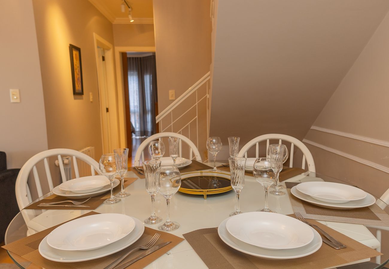 Apartamento em Gramado - Duplex 5D (3suites +2banho soc) a 800m a R Coberta