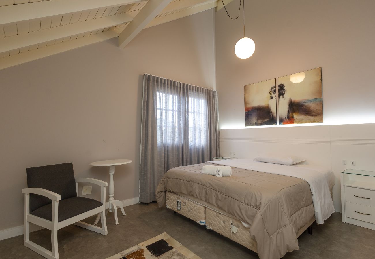 Apartamento em Gramado - Duplex 5D (3suites +2banho soc) a 800m a R Coberta