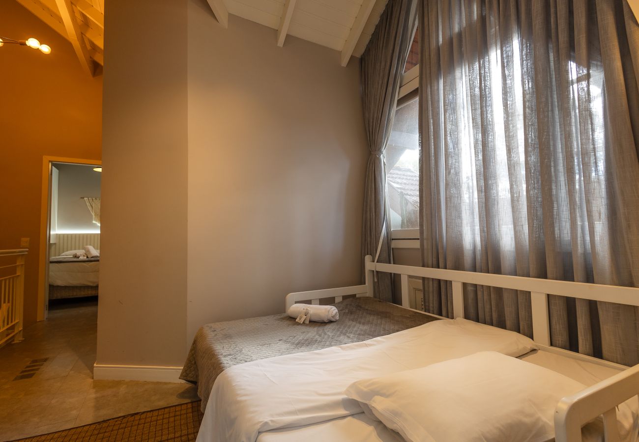 Apartamento em Gramado - Duplex 5D (3suites +2banho soc) a 800m a R Coberta