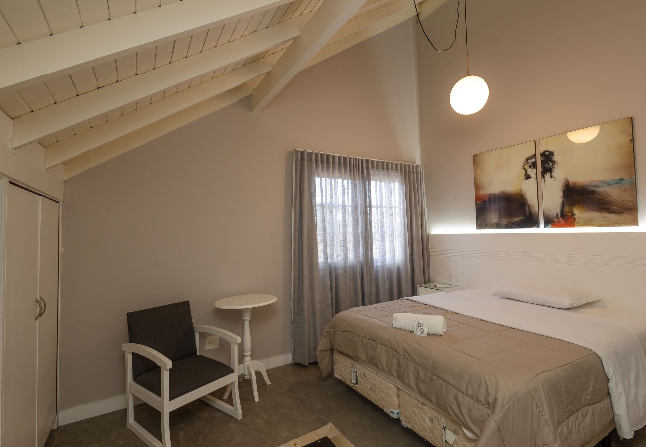 Apartamento em Gramado - Duplex 5D (3suites +2banho soc) a 800m a R Coberta