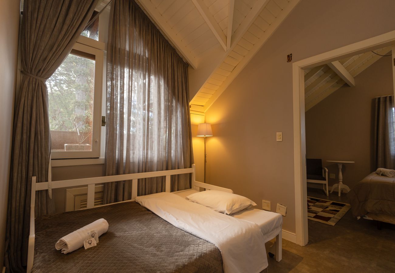 Apartamento em Gramado - Duplex 5D (3suites +2banho soc) a 800m a R Coberta