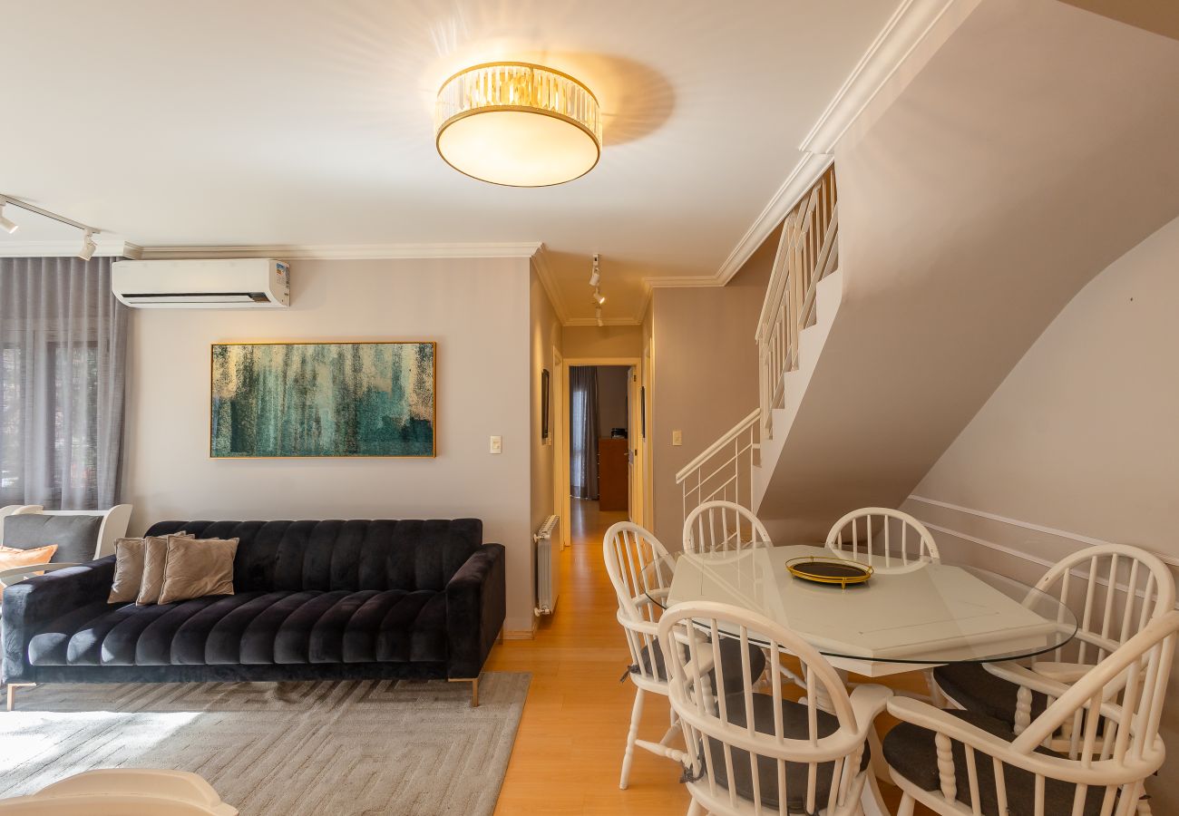 Apartamento em Gramado - Duplex 5D (3suites +2banho soc) a 800m a R Coberta