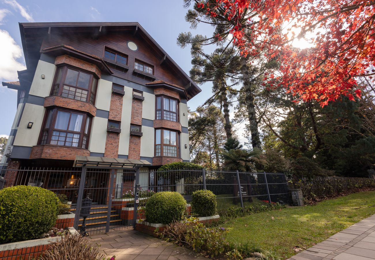 Apartamento em Gramado - Duplex 5D (3suites +2banho soc) a 800m a R Coberta