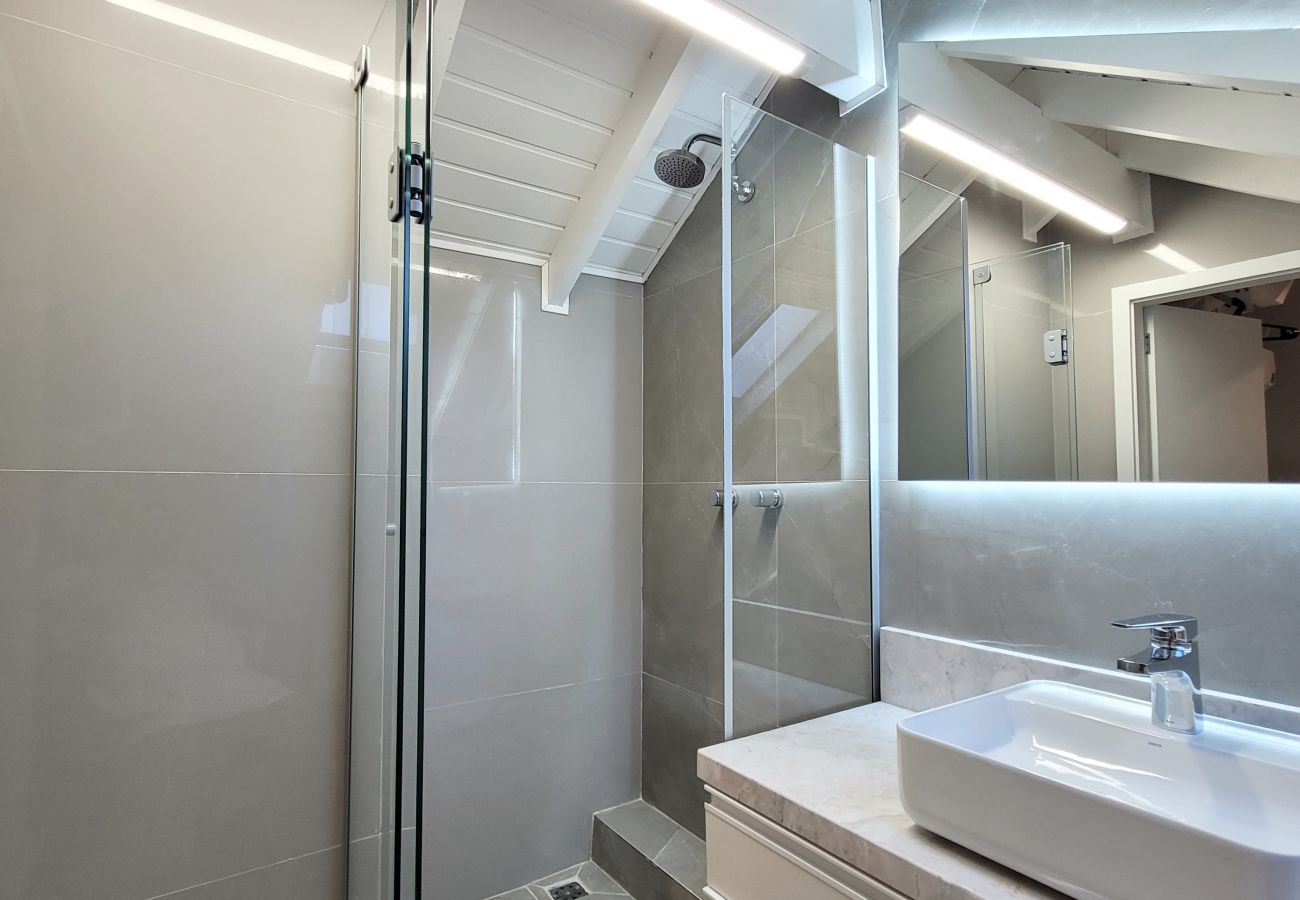 Apartamento em Gramado - Duplex 5D (3suites +2banho soc) a 800m a R Coberta