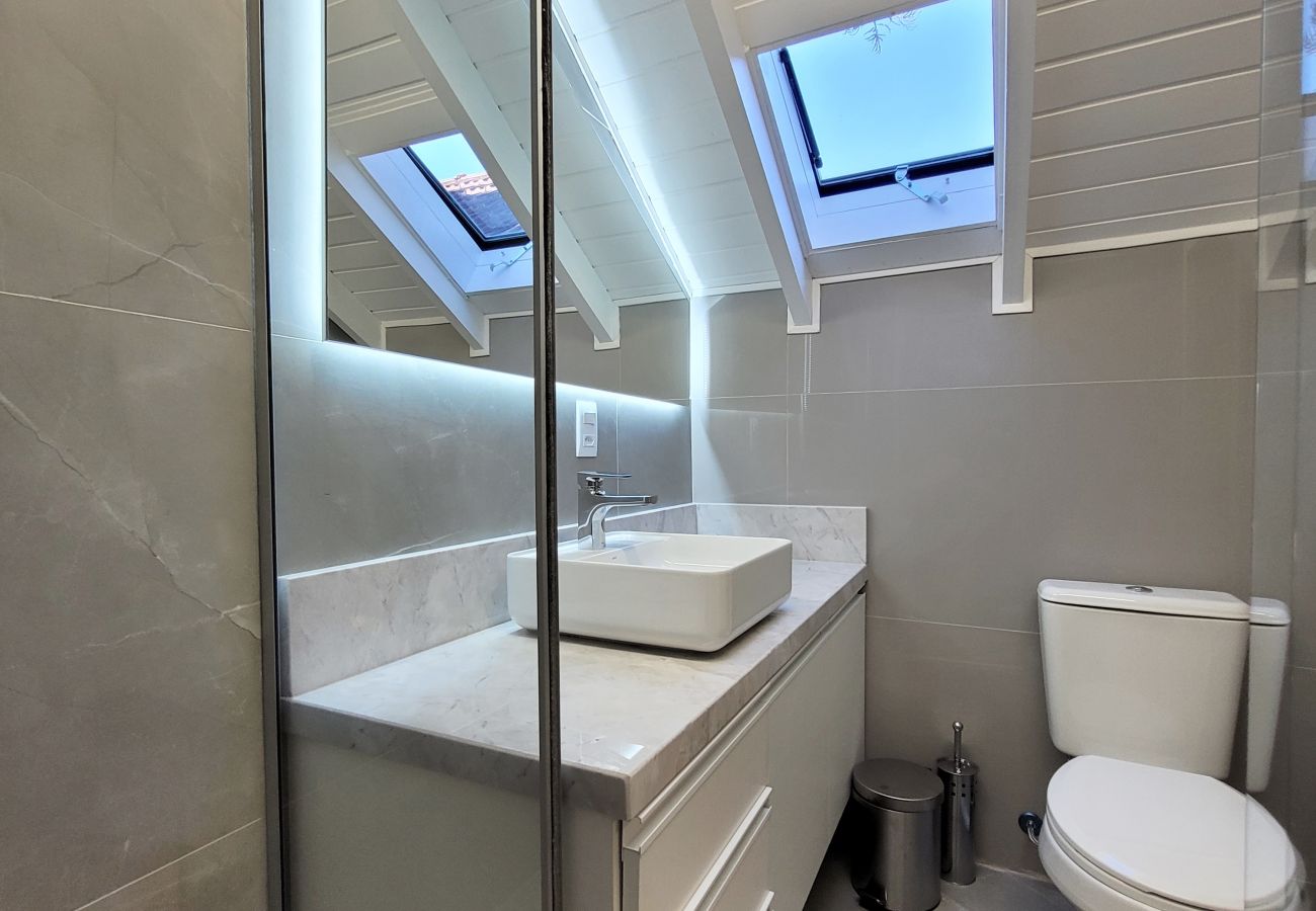 Apartamento em Gramado - Duplex 5D (3suites +2banho soc) a 800m a R Coberta