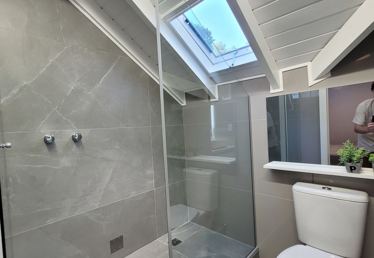 Apartamento em Gramado - Duplex 5D (3suites +2banho soc) a 800m a R Coberta