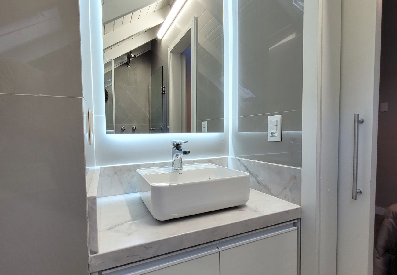 Apartamento em Gramado - Duplex 5D (3suites +2banho soc) a 800m a R Coberta