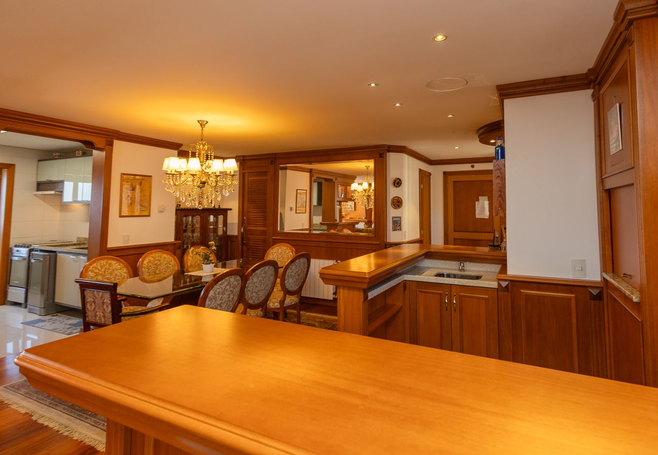 Apartamento em Gramado - 3 Suítes no Centro de Gramado (500m da R Coberta