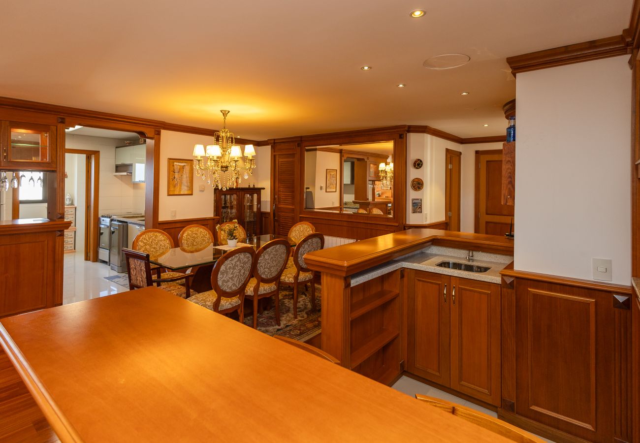 Apartamento em Gramado - 3 Suítes no Centro de Gramado (500m da R Coberta