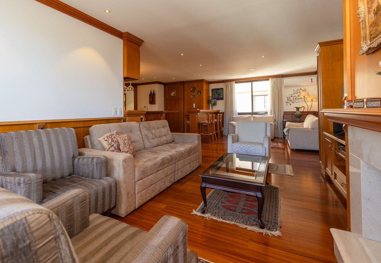 Apartamento em Gramado - 3 Suítes no Centro de Gramado (500m da R Coberta