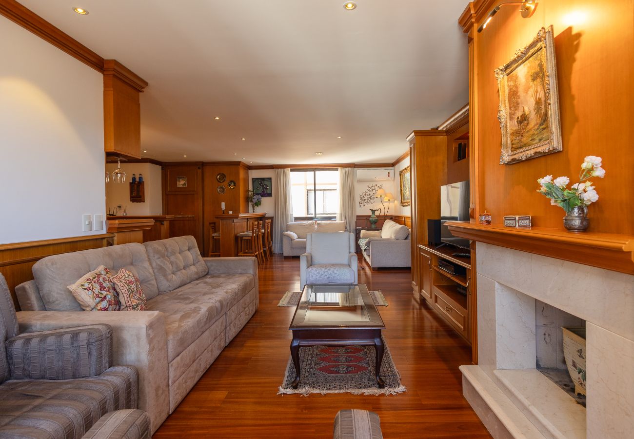 Apartamento em Gramado - 3 Suítes no Centro de Gramado (500m da R Coberta