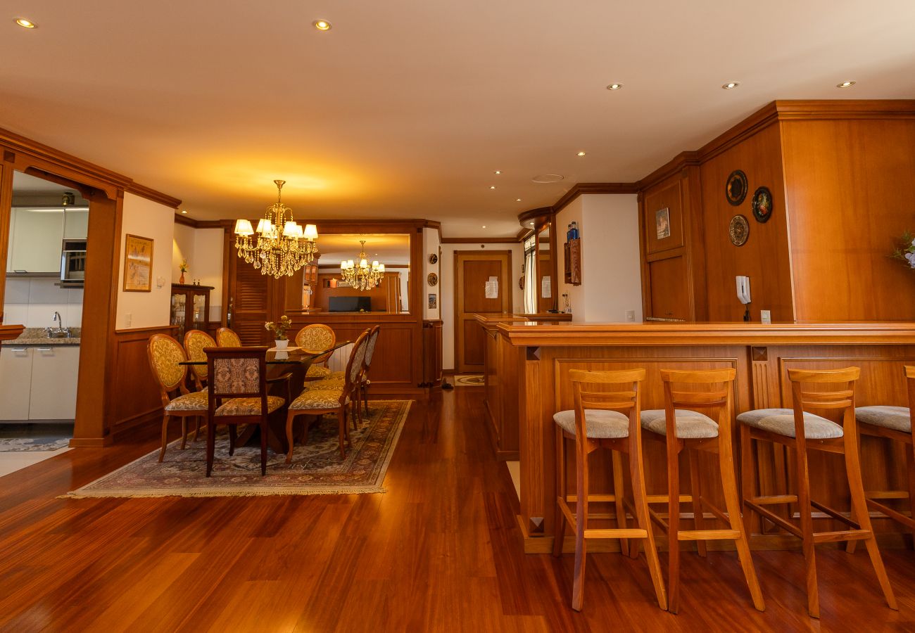 Apartamento em Gramado - 3 Suítes no Centro de Gramado (500m da R Coberta