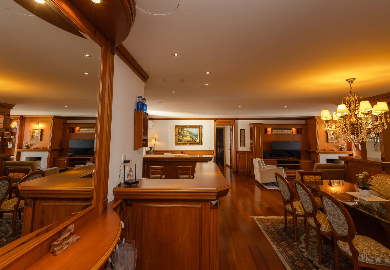 Apartamento em Gramado - 3 Suítes no Centro de Gramado (500m da R Coberta