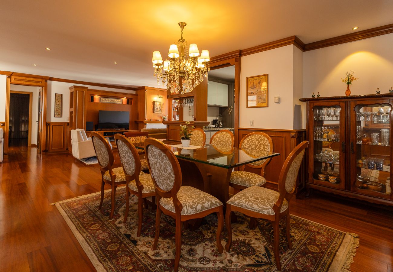 Apartamento em Gramado - 3 Suítes no Centro de Gramado (500m da R Coberta