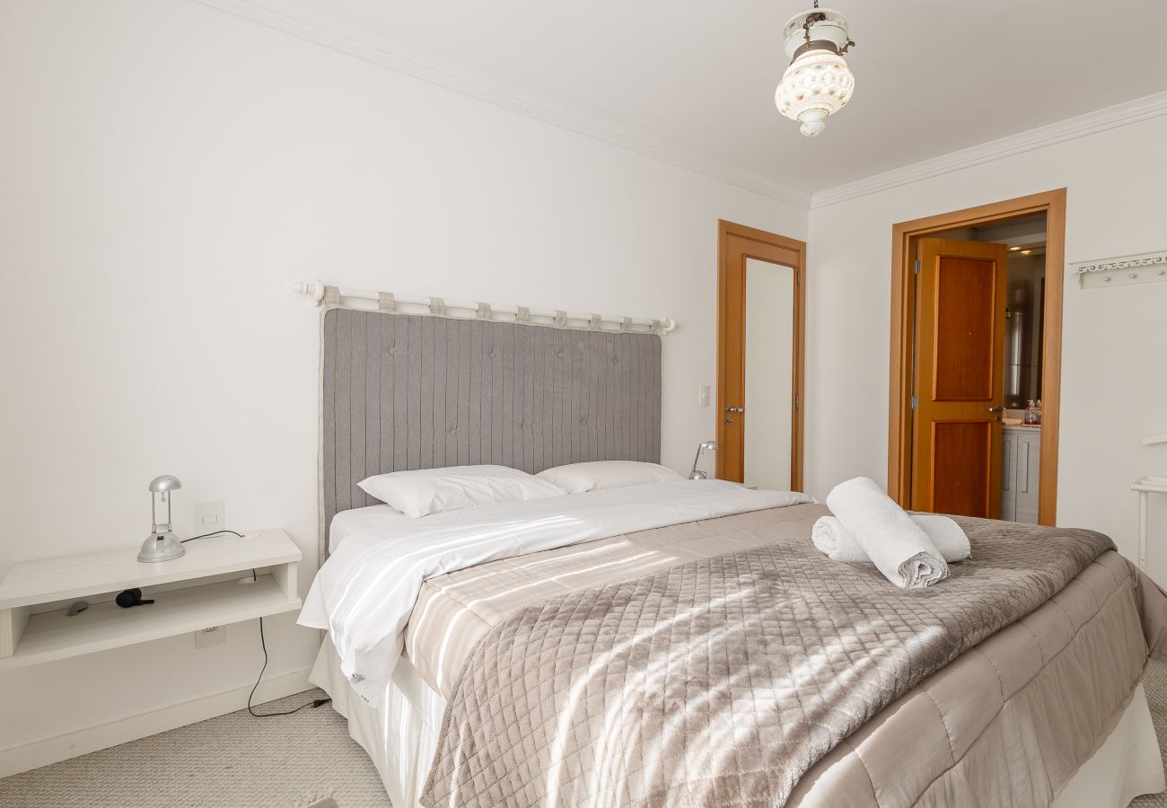 Apartamento em Gramado - 3 Suítes no Centro de Gramado (500m da R Coberta