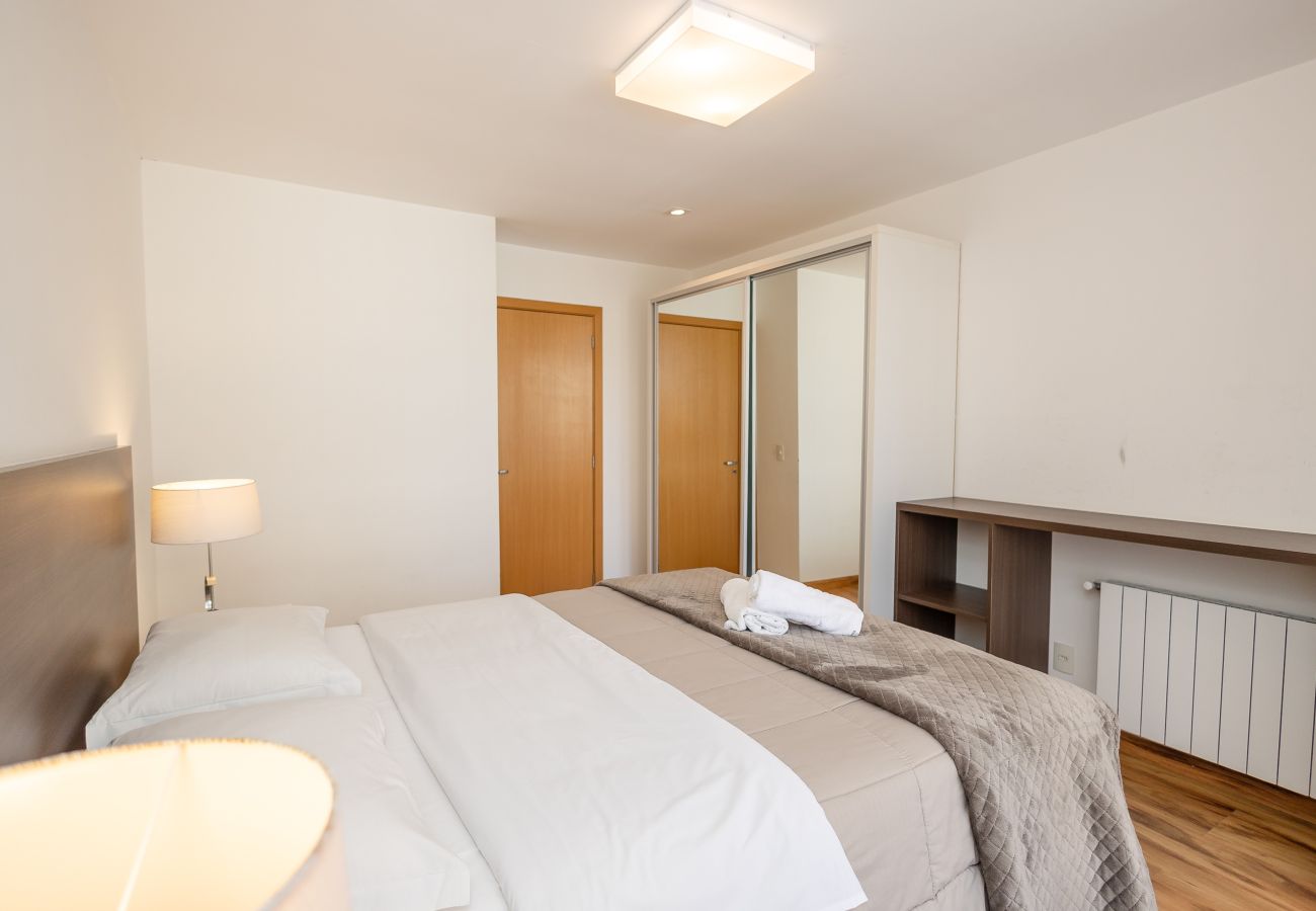 Apartamento em Gramado - Apto amplo com duas suítes a 150m da Rua Torta