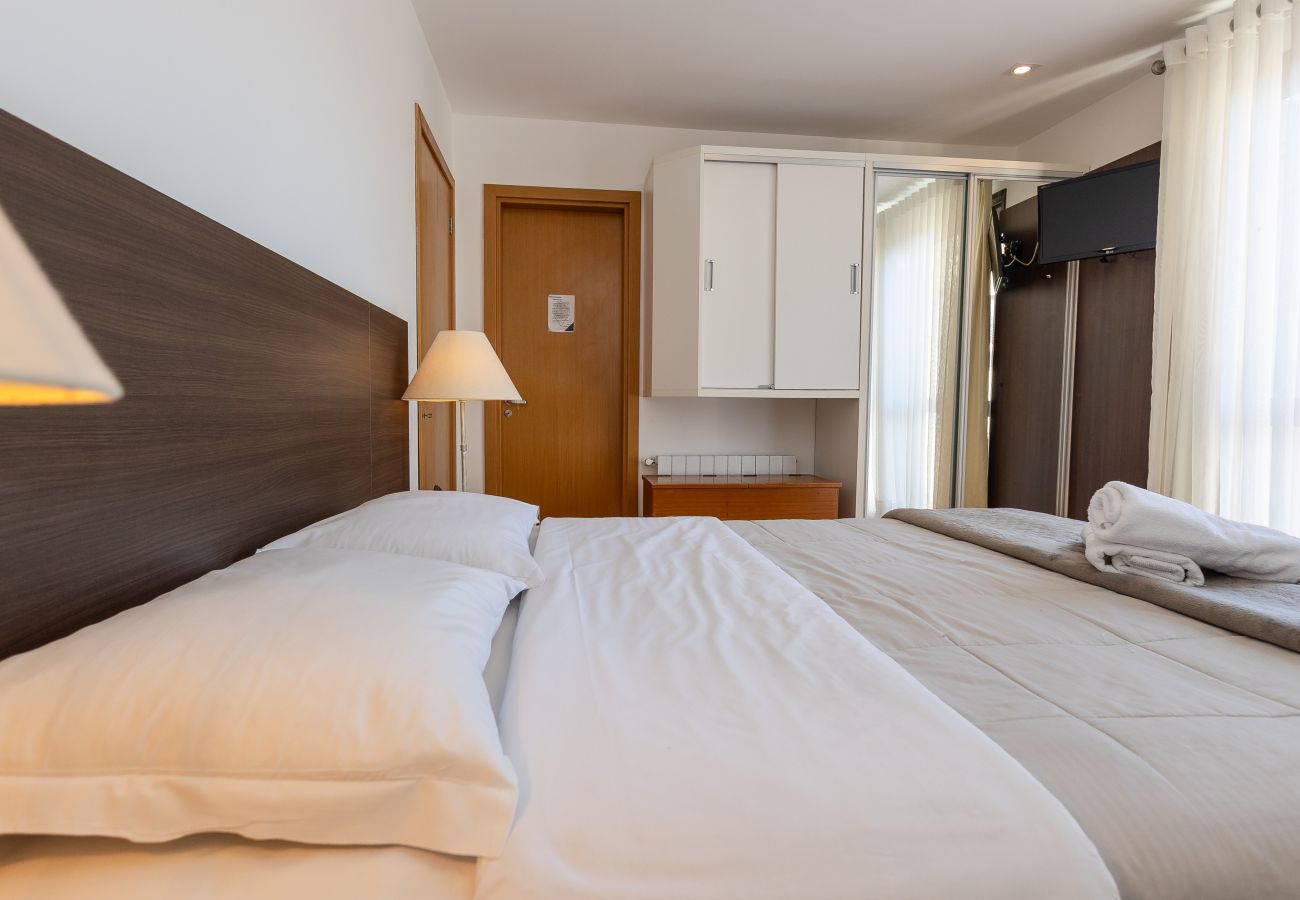 Apartamento em Gramado - Apto amplo com duas suítes a 150m da Rua Torta