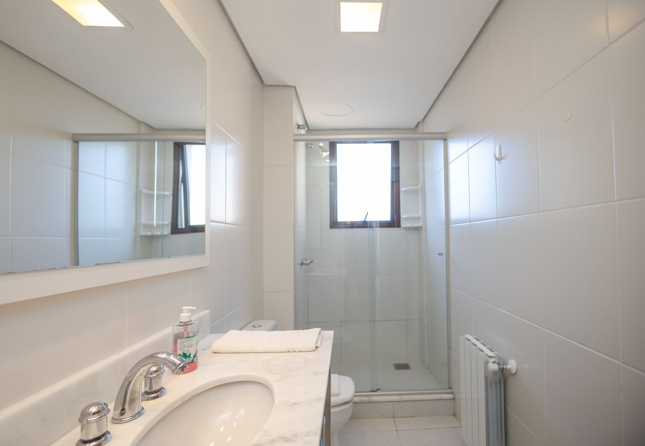 Apartamento em Gramado - Apto amplo com duas suítes a 150m da Rua Torta