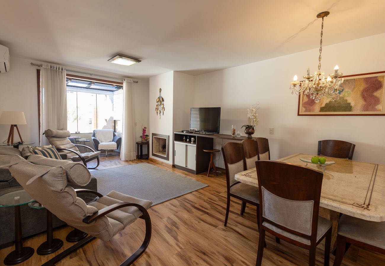 Apartamento em Gramado - Apto amplo com duas suítes a 150m da Rua Torta