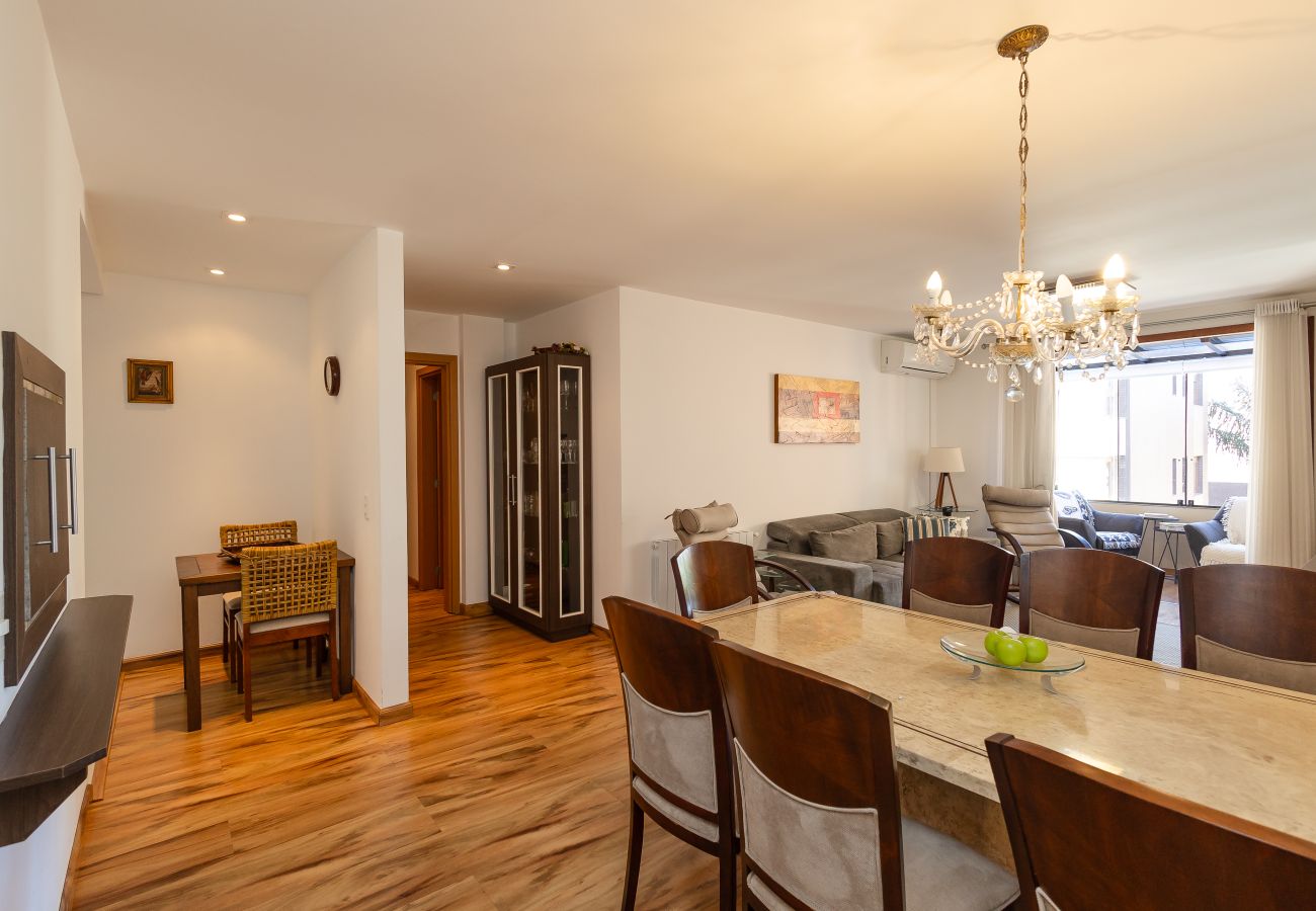 Apartamento em Gramado - Apto amplo com duas suítes a 150m da Rua Torta