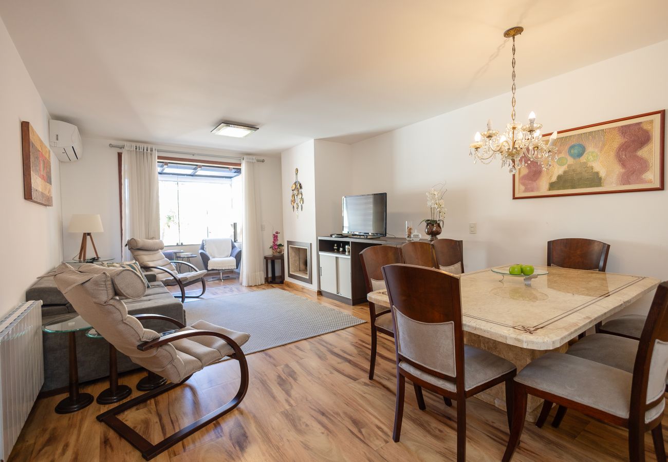 Apartamento em Gramado - Apto amplo com duas suítes a 150m da Rua Torta