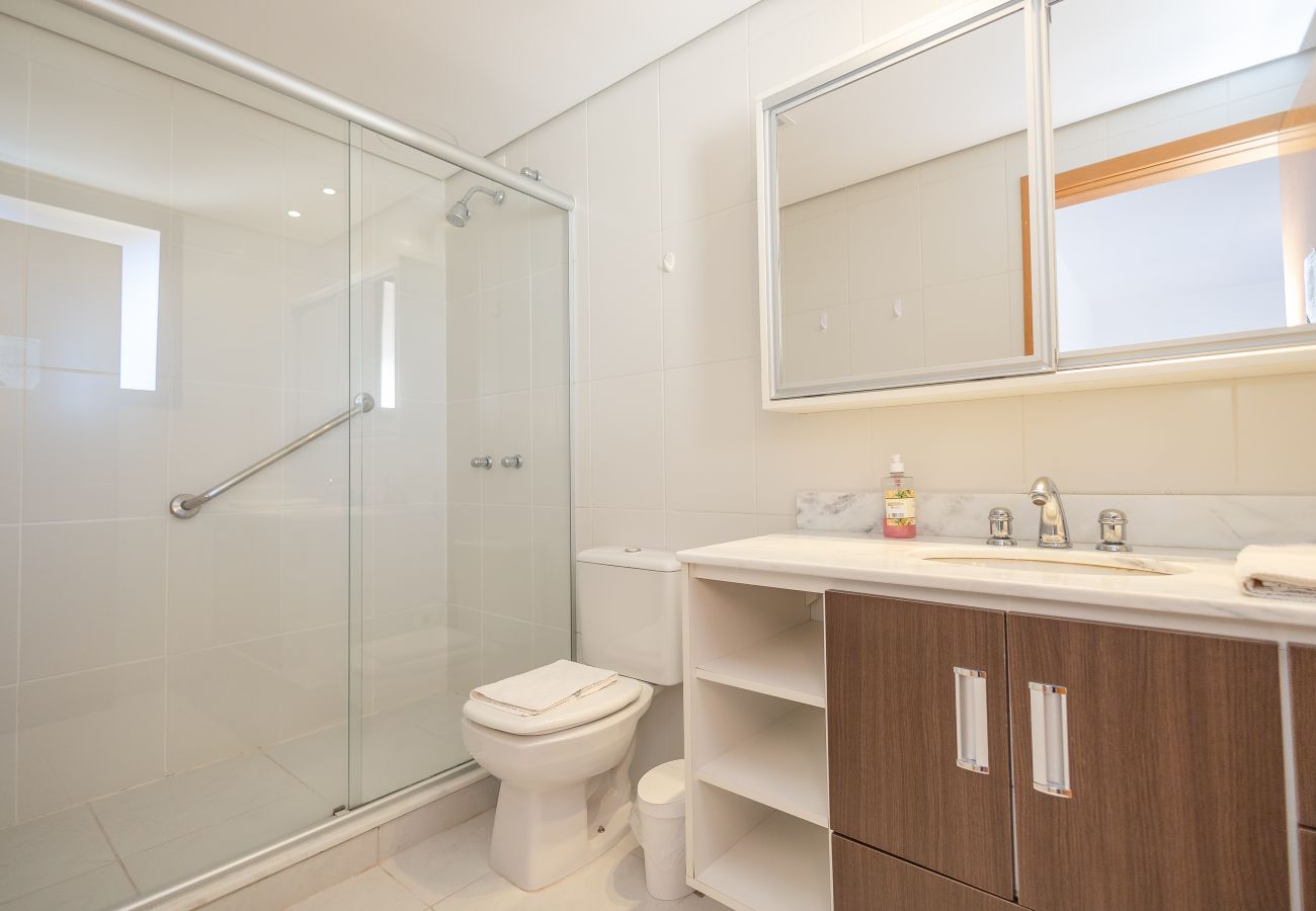 Apartamento em Gramado - Apto amplo com duas suítes a 150m da Rua Torta