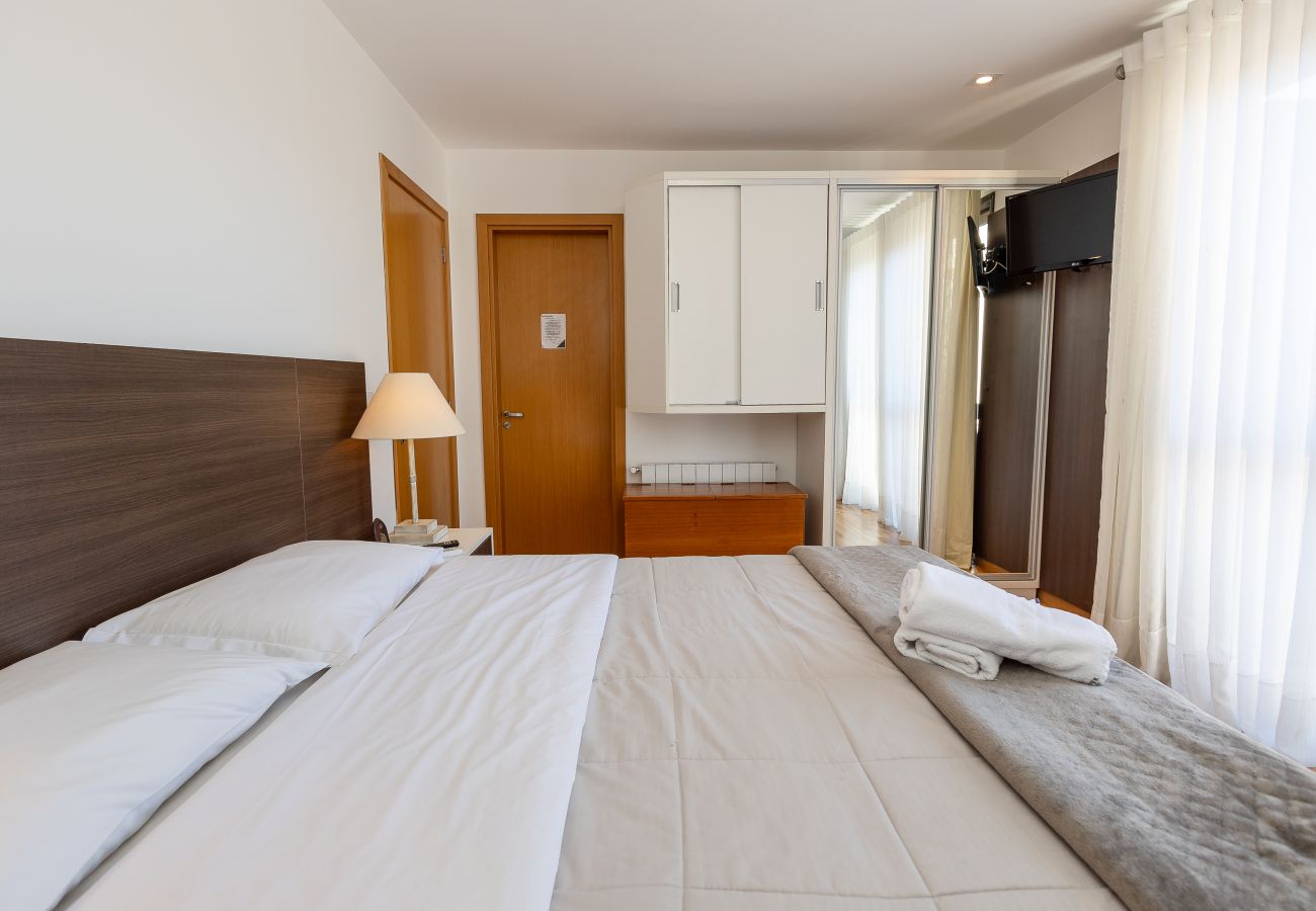 Apartamento em Gramado - Apto amplo com duas suítes a 150m da Rua Torta