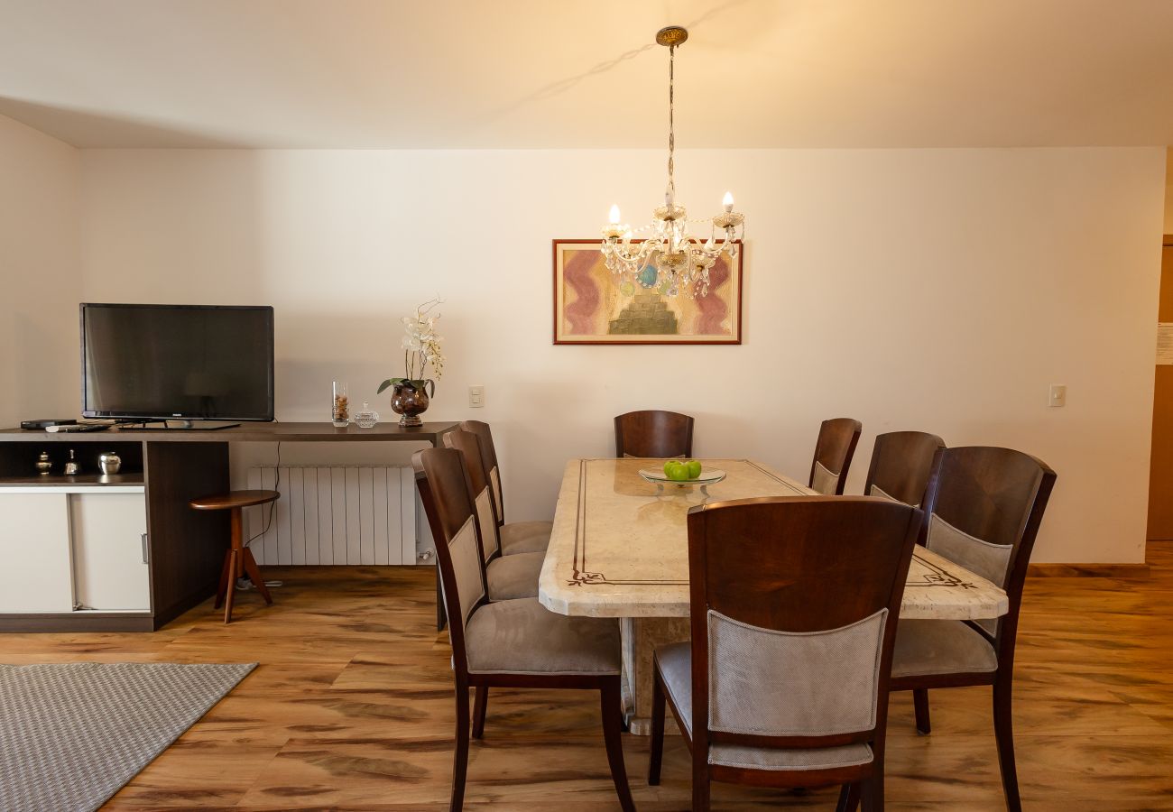 Apartamento em Gramado - Apto amplo com duas suítes a 150m da Rua Torta