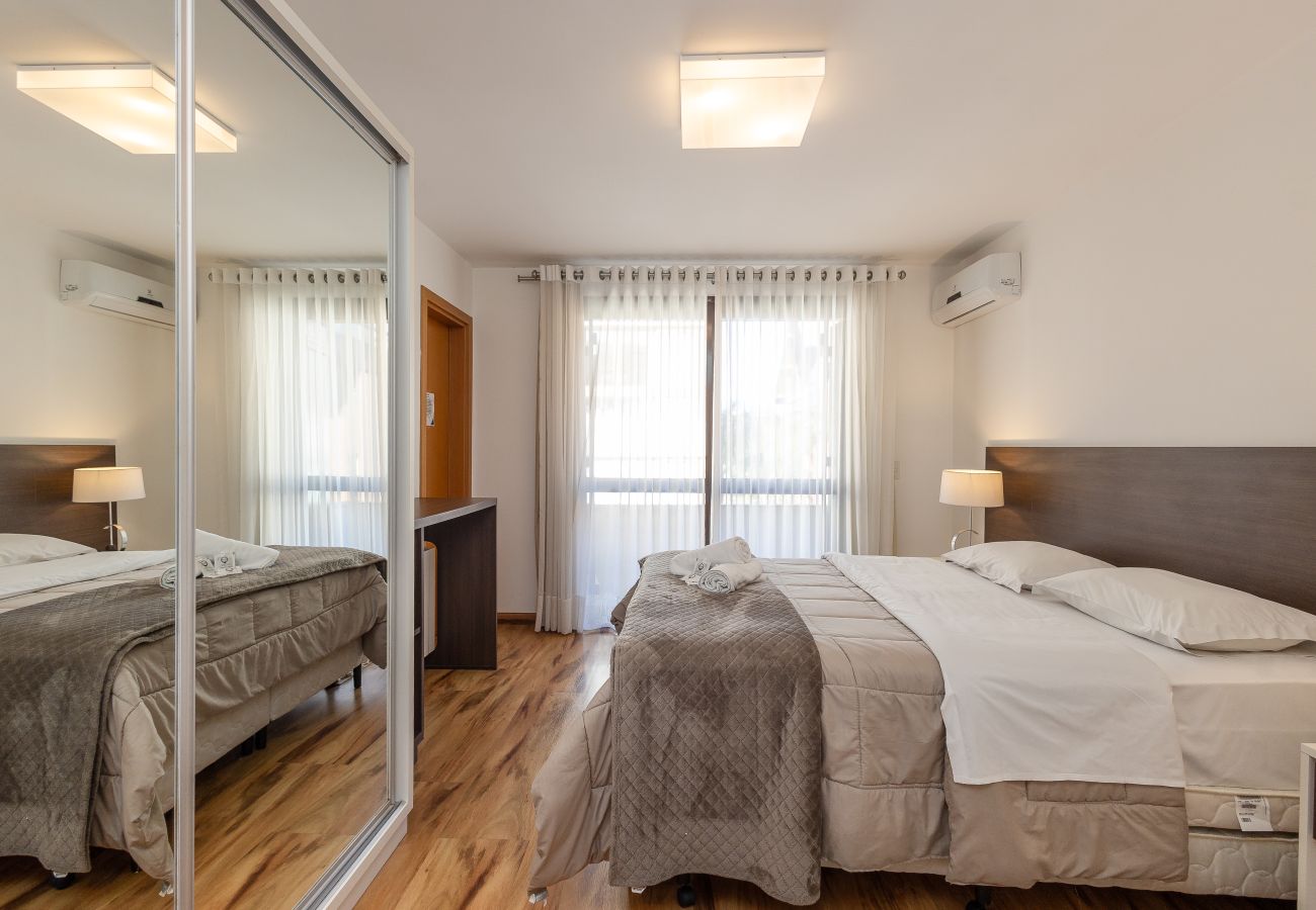 Apartamento em Gramado - Apto amplo com duas suítes a 150m da Rua Torta