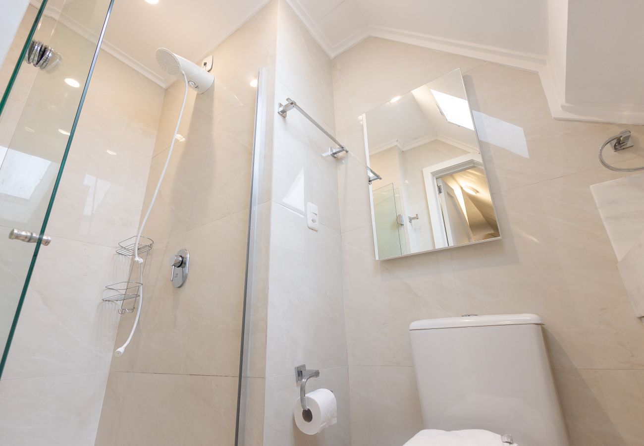Apartamento em Gramado - Dúplex 4 quartos-3 suítes-4 ban, 350 m rua coberta