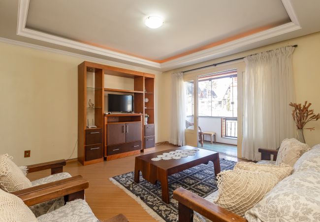 Apartamento em Gramado - Quatro Dormitórios (1 suíte) a 80 m da Rua Coberta