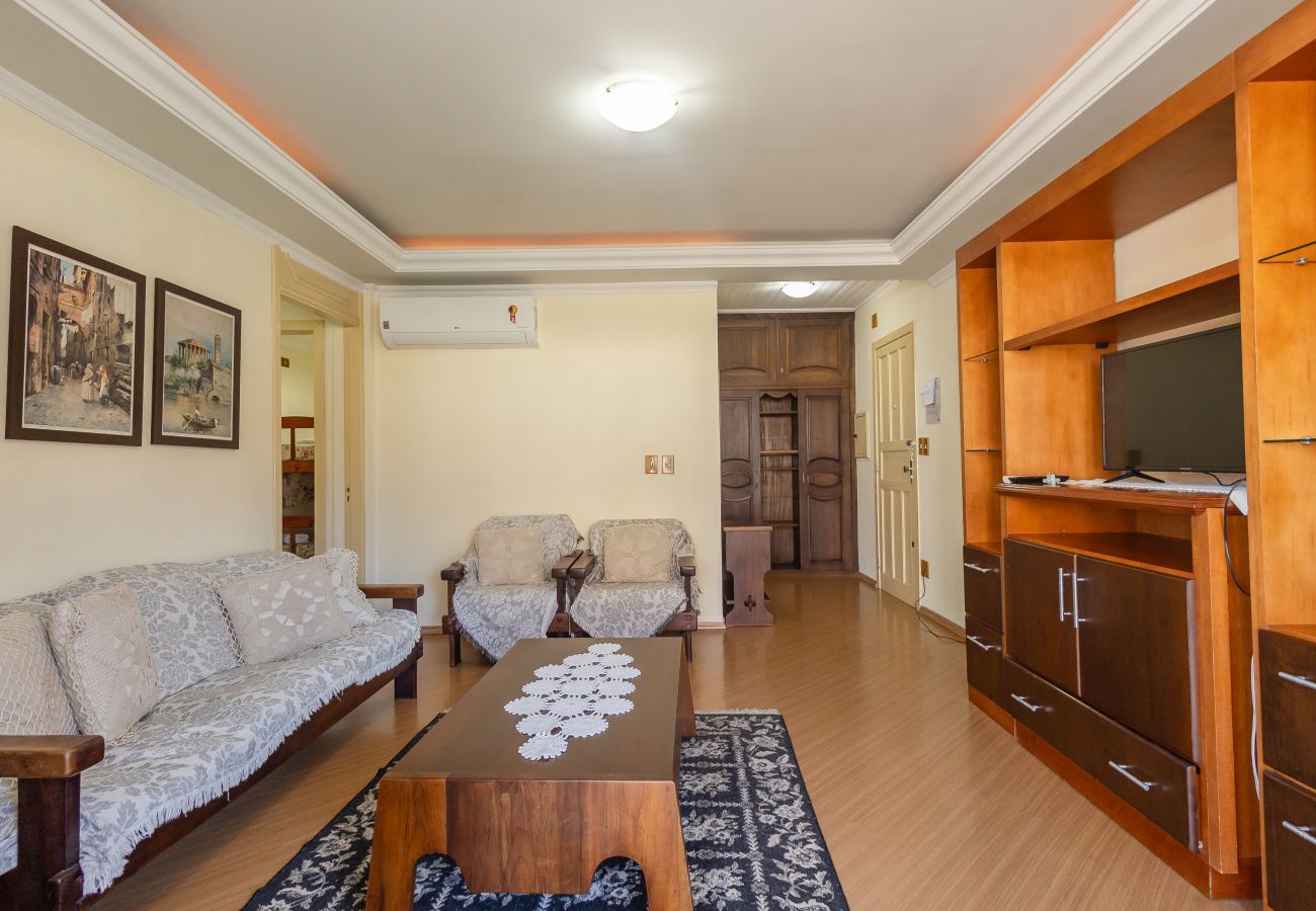 Apartamento em Gramado - Quatro Dormitórios (1 suíte) a 80 m da Rua Coberta