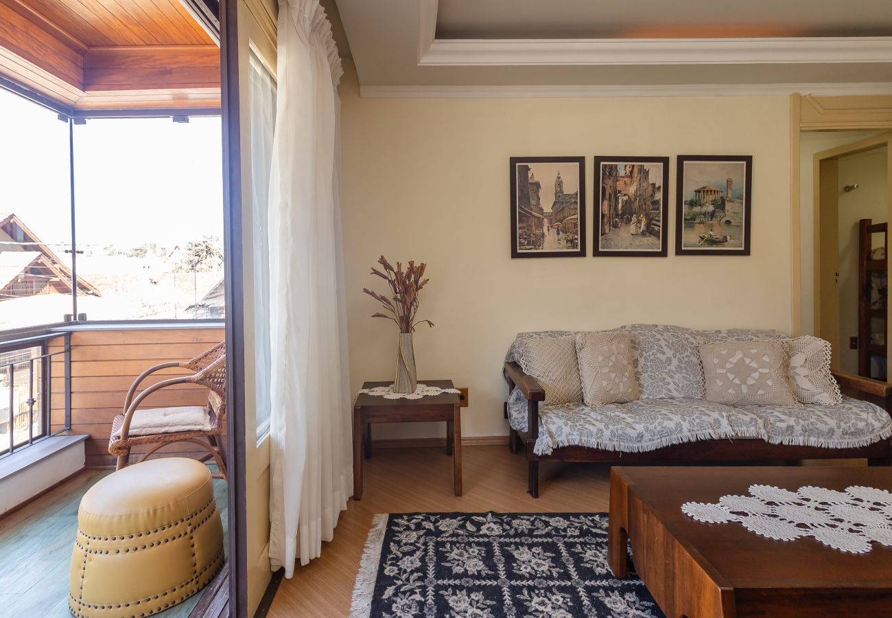 Apartamento em Gramado - Quatro Dormitórios (1 suíte) a 80 m da Rua Coberta