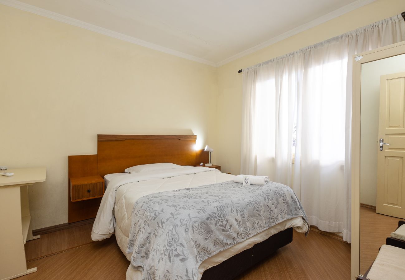 Apartamento em Gramado - Quatro Dormitórios (1 suíte) a 80 m da Rua Coberta