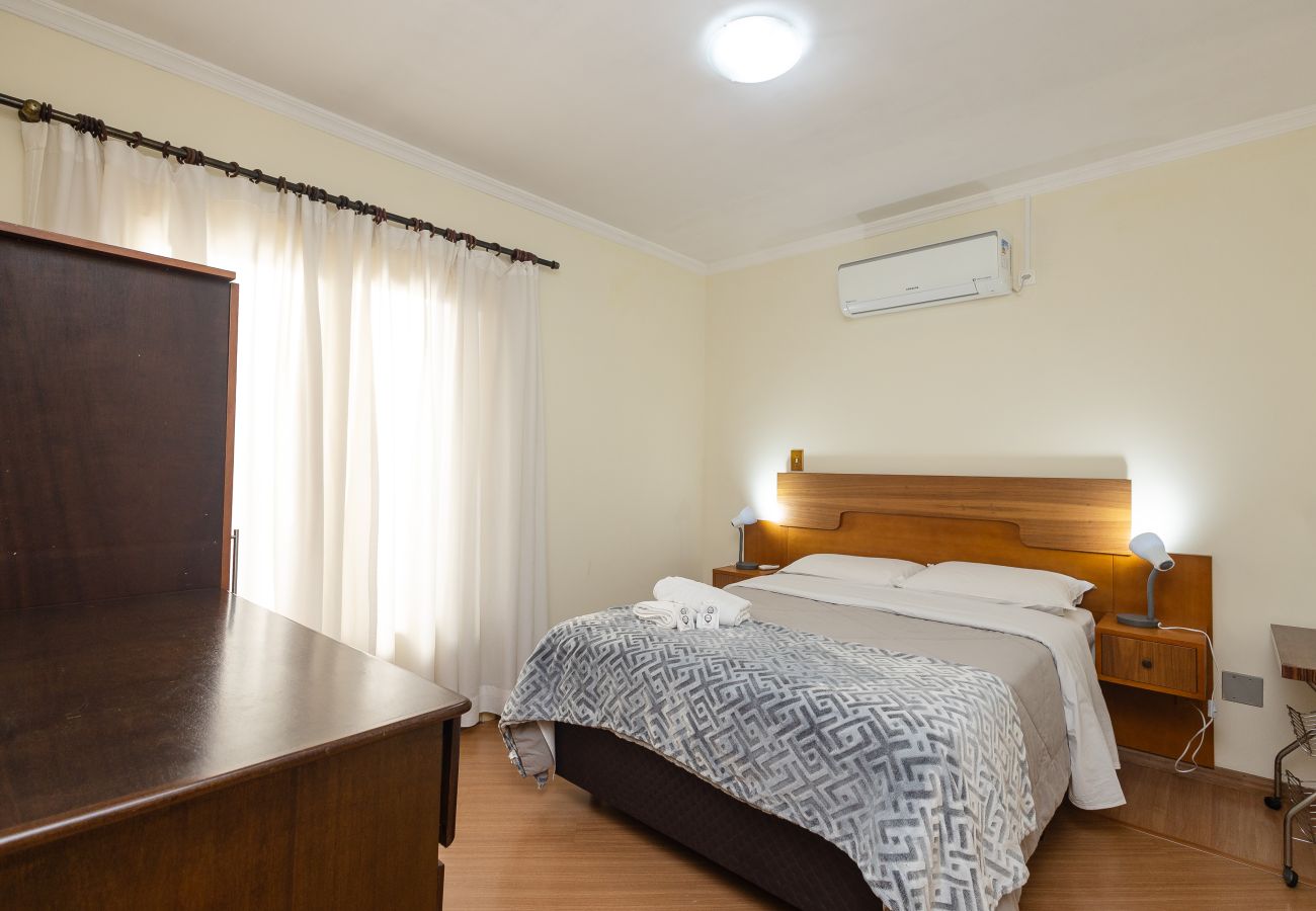 Apartamento em Gramado - Quatro Dormitórios (1 suíte) a 80 m da Rua Coberta