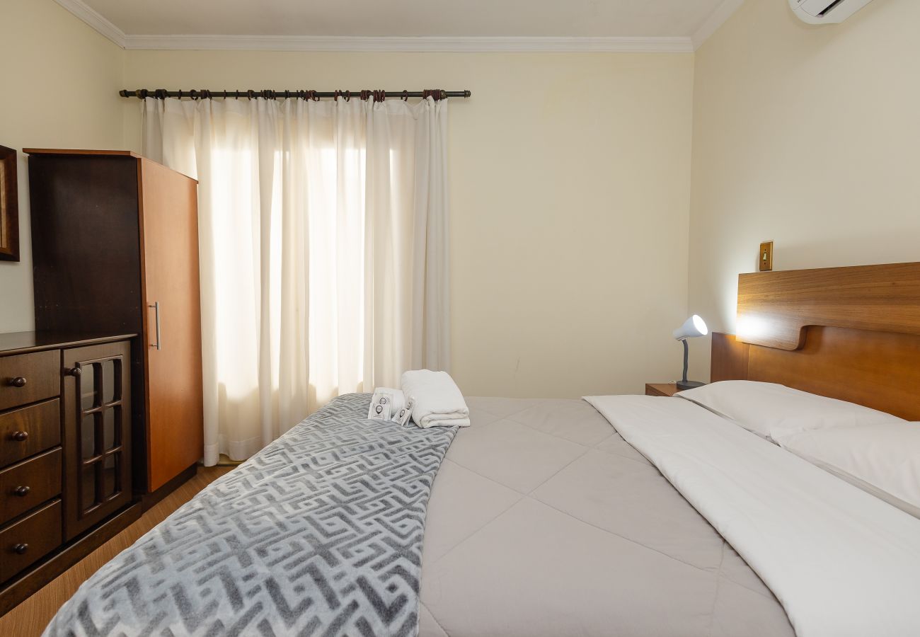 Apartamento em Gramado - Quatro Dormitórios (1 suíte) a 80 m da Rua Coberta