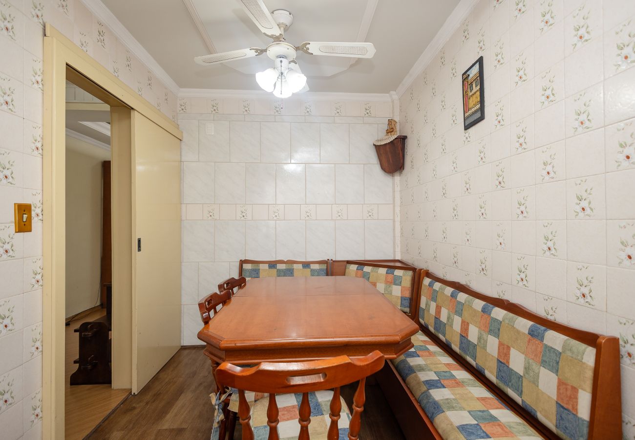 Apartamento em Gramado - Quatro Dormitórios (1 suíte) a 80 m da Rua Coberta